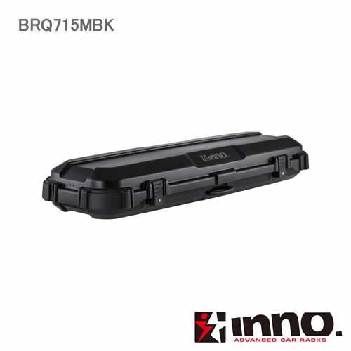 Carmate イノー BRQ715MBK イノー ルーフギアケース715 無骨なスクエア形状のルーフボックス スリム＆ロングモデル●無骨なスタイリングのルーフボックスボックスの強度を高めつつ、堅牢さと力強さを演出する凹凸を施したカバーを採用。従来の流線型やシンプルデザインのルーフボックスとは一線を画し、クロスカントリーSUVにマッチする無骨なデザインに仕上げています。●他のアタッチメントと並べて取り付け可能なスリム幅スリムな幅の設計により、ベースキャリアの片側に寄せて取り付け可能。残りのスペースにはサイクルキャリアやルーフラックなどを併用でき、ルーフスペースを効率的に活用できます。●長尺アイテムをスマートに積載できる設計全長を延長した設計で、スキー板やスノーボードなどの長尺アイテムを余裕をもって収納可能。バックカントリースキーなどロングサイズにも対応します。●荷物を入れやすいスクエア形状スクエア形状により、流線型のルーフボックスに比べ内部スペースを最大限に活用可能。箱型の荷物やキャンプギアも無理なく収納できます。●装着時の高さを抑えた薄型フォルム立体駐車場での駐車を考慮し、全高を抑えた設計。ジムニー（JB64/JB74/JC74）装着時の場合、2.1m以下に収まります。●荷物積載時に体を支えられるサイドハンドル車高のある車で荷物を出し入れする際、ドア開口部やサイドステップに乗ると不安定になりがちですが、サイドハンドルを握ることで安定し、安心して作業できます。●一人でもカンタンに運べる脱着や移動時にサイドハンドルを持てば、一人でも容易に運搬可能。リブ（凹凸）を多く施したデザインで高剛性を確保しつつ、軽量化も実現。※荷物は降ろしてから運んでください。●キーロック付き外付けレバークランプ一般的なルーフボックスはロック機構が内側にあり積載スペースを圧迫しますが、本品は外側にロック機構を配置し、スペースを広く確保できます。●立て掛け可能で省スペースで保管が可能四隅のバンパーにより歪みや傷を防ぎ、壁に縦・横どちらでも安定して立て掛け可能。リブ構造で高剛性を確保し、変形や転倒を防ぎます。（一般的なルーフボックスは、壁に立てかけて保管すると変形したり、安定せず倒れたりすることがあります。）●左開き、右開きが選べる前後共通デザインボックスを取り付ける向きによって、左側が開くように、右側が開くように設置できます。●積載性が高まるダンパー付きカバーを楽に開閉でき、荷物を出し入れする際にカバーの位置をキープするダンパーが付いています。●着脱がカンタンなクイッククランプノブを回すだけでベースキャリアへの着脱が可能。バー形状に合わせて2段階調整でき、幅広や厚みのあるベースキャリアにも対応します。●確実に取り付けできるワンタッチバックルベルト走行中のルーフボックス内荷物を確実に固定するので安全です。●INNOエアロバー、INNOスクエアバーにしっかり固定評価試験でズレやユルミが発生しないことを確認しています。●自動車メーカー純正ベースキャリア、クロスバーにも取り付け可能INNOベースキャリアのほか、取扱説明書に記載の寸法に適合する自動車メーカー純正ベースキャリア、クロスバーにも取り付け可能です。●別売オプションでTスロット取付も可能ボックス用Tスロットアダプター（BRP12）を使用すれば、INNOエアロバーのTスロットのほか、取扱説明書に記載の寸法に適合する自動車メーカー純正のクロスバーのTスロットにも取り付け可能です。●別売りオプションでメモリークランプに変更可能メモリークランプセット（BRP16）を使用すれば、レバーの開閉だけでベースキャリアの着脱がスムーズに行えます。【仕様】カラー：マットブラック(MATTE BLACK)製品重量：11kg最大積載量：50kg容量：220Lスキー板を3〜4セット、またはスノーボードを2〜3枚積載可能。収容可能寸法L×W×H(mm)：1855(1835)×470×245（）内はボックス内部のダンバーの内側の寸法を記載しています。警告・購入前に必ずメーカーサイトの車種別適合をご確認のうえ、ご購入ください。・ご使用前に必ず付属の取扱説明書をよくお読みください。・車種により最大積載量に制限がある場合があります。車種別適合表やウェブサイトでご確認ください。・本品を装着するベースキャリアは、充分な強度があることを車両又はキャリアの取扱説明書で確認してください。強度が不足している場合は取り付けしないでください。ベースキャリアの適合取付可能バー・INNOスクエアバー・INNOエアロバー・下記寸法の自動車メーカー純正ベースキャリアバー/クロスバーバー断面 厚み20〜35mm、幅25〜90mm取付必要条件・バーとルーフ最小隙間：30mm以上・バー前後間隔：600〜970mm・ステー内取付可能幅：460mm・カバーを開いた時の幅：670mmおすすめ車種クロカン・SUV（ジムニー・JEEP・ラングラー・ランドクルーザー250・ランドクルーザー300・RAV4など）カラー：マットブラック(BLACK)製品重量：11000g製品サイズ：H280×W610×D2010(mm)