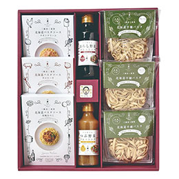 三國推奨 北海道パスタ・ドレッシングギフト北海道産小麦100%使用した三國推奨パスタ。こだわりのパスタソース、ドレッシングと共に。 北海道産原料を使ってつくられたパスタとパスタソースに、2種類のノンオイルドレッシングを詰合せました。メーカー品番 : MPD-A 内容物 : 三國推奨北海道平麺パスタプレーン…90g×3、三國推奨北海道パスタソース(ボロネーゼ・チキンクリーム・和風きのこ)…各130g、三國推奨つぶ野菜ノンオイルドレッシング・三國推奨おろし野菜ノンオイルドレッシング…各200ml 原材料 : 三國推奨北海道平麺パスタ(プレーン)…小麦粉(国内製造)、全卵粉、卵白粉、食塩、オリーブ油/加工でん粉(一部に小・卵を含む) / 三國推奨北海道パスタソース(ボロネーゼ)…食肉(豚肉、牛肉)(北海道産)、トマトピューレ、トマトケチャップ、たまねぎ、野菜炒めペースト、小麦粉、砂糖、食塩、植物油脂、ファットスプレッド、赤ワイン、にんにくペースト、チキンコンソメ、香辛料/調味料(アミノ酸等)、酸味料、香料、アナトー色素、(一部に乳成分・小麦・牛肉・大豆・鶏肉・豚肉を含む) / 三國推奨北海道パスタソース(チキンクリーム)…牛乳(国内製造)、鶏肉、食用乳化油脂、小麦粉、オニオンソテー、チーズ、チキンコンソメ、ファットスプレッド、豚脂、チキンエキス、ホタテエキス、砂糖、クリーミングパウダー、バター、食塩、コショウ/調味料(アミノ酸等)、乳化剤、香料、アナトー色素、(一部に乳成分・小麦・大豆・鶏肉・豚肉を含む) / 三國推奨北海道パスタソース(和風きのこ)…オニオンソテー(国内製造)、しょうゆ(国内製造)、小麦粉、なめこ、えのき、しいたけ、まいたけ、植物油脂、ファットスプレッド、ポークエキス、ホタテエキス、砂糖、しいたけエキス、オイスターエキス、チキンコンソメ、昆布パウダー、魚介エキス、コショウ、食塩/調味料(アミノ酸等)、香料、アナトー色素、(一部に乳成分・小麦・大豆・鶏肉・豚肉・ゼラチンを含む) / 三國推奨つぶ野菜ノンオイルドレッシング…糖類(水あめ(国内製造)、ぶどう糖)、玉ねぎ、醸造酢、食塩、チキンエキス、レモン濃縮果汁、クリーミングパウダー、ワイン、たんぱく加水分解物、香辛料、赤ピーマンチップ/酒精、調味料(有機酸等)、香料、増粘剤(キサンタン)、カラメル色素、香辛料抽出物、(一部に乳成分・小麦・大豆・鶏肉・豚肉を含む) / 三國推奨おろし野菜ノンオイルドレッシング…玉ねぎペースト(国内製造)、しょうゆ、糖類(果糖ぶどう糖液糖、ぶどう糖)、醸造酢、たんぱく加水分解物、りんごペースト、レモン濃縮果汁、食塩、でん粉、香辛料/調味料(アミノ酸等)、酒精、香料、カラメル色素、増粘剤(キサンタン)、(一部に小麦・大豆・りんごを含む) 賞味期限 : 常温で約360日間 アレルゲン : 卵・乳・小麦・牛肉・鶏肉・豚肉・ゼラチン・大豆・りんご 箱サイズ : 342×396×78mm 重量 : 2020g