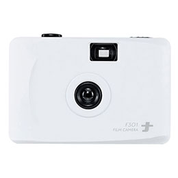昼光用のフィルムカメラ昼光用のフィルムカメラ。 小さくて軽いので、持ち運びに便利です。 フィルム交換式で繰り返し使え、環境に優しい。●本体サイズ・重量・主要材質 : W98×D33×H67mm・71g・ABS樹脂 ●付属ハンドストラップ : L150mm(取り付け部含まず) ●ファインダー視野率 : 70% ●フラッシュ : なし ●焦点距離・F値 : f=28mm・F8 ●フィルム : 135フィルム(35mmフィルム/別売) ●撮影距離 : 1.2〜∞m ●シャッタースピード : 1/120秒 ●ISO感度 : フィルムによる ●保証期間 : 30日間 ●生産国 : 中国 ※直射日光の当たる場所、火の側など高温になる所に放置しないでください。 ※汚れた場合は柔らかい布を水または薄めた中性洗剤で湿らせて軽く拭き取ってください。シンナー、ベンジン、アルコールなどは変色・劣化の原因になりますので、お使いにならないでください。 ※長期間使用しなかった場合は、付属のケーブルで充電してからご使用ください。 ※充電する際は、必ず付属のケーブルで充電してください。