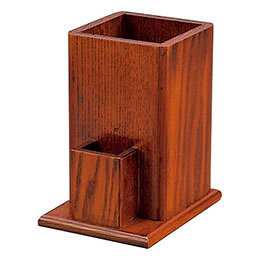 楊枝入付箸立 (約9×11.5×H13.7cm) ハイブラウンシンプルで汎用性の高い、楊枝入付き箸立です。 すっきりと安定感あるスタイルです。 天然素材の為、木目や表情等は個々に異なります。●サイズ : 約9×11.5×H13.7cm ●保証期間 : 初期不良対応 ●生産国 : 日本