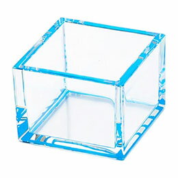 クリア枡 (約6.1×6.1×4.3cm) 青裏側の色のラインが乱反射して、立体的な色の演出をする、アクリルの枡です。 話題性がありますので、ホームパーティー時の冷酒などの酒器に、オードブルやスイーツなどの器にお勧めです。 店舗での小物の陳列備品にも。 変形・変色のおそれがありますので、直射日光や火の近くを避けてください。 熱いお酒や食品は入れられません。食器洗浄機の使用はできません。 たわしやみがき粉での洗浄はお避けください。 耐熱温度 : 80℃、耐冷温度 : -20℃●サイズ : 約6.1×6.1×4.3cm ●保証期間 : 初期不良対応 ●生産国 : 日本