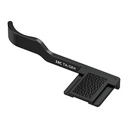RICOH GRIVに対応したサムグリップ握りやすさ、撮影の安定感、ワンランク上の質感。 カメラにぴったりフィットし、操作性を損ないません。 親指をしっかり支え、手ブレを抑えた快適な撮影が可能。 高級アルミ&マイクロファイバー仕上げ。 底部シリコンパッドでホットシューを傷や汚れから守ります。 ホットシューにスライドするだけの簡単取付け。 トップ部分は本体と同じマイクロファイバー皮革で質感アップ。 ボタンやステータスインジケーターに干渉せず快適操作。 撮影の安定性と高級感を両立させたい方にぴったり! カメラの操作性を損なわず、長時間の撮影でも疲れにくく、撮影がもっと楽しくなります。・対応機種 : RICOH GRIV ・寸法 : 約64.7×26×10.7mm ・製品重量 : 約5g ・材質 : アルミ合金 ・カラー : ブラック ・原産国 : 中国 ・保証期間 : 初期不良対応