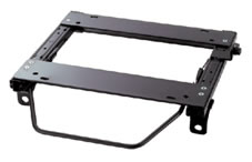 車種：トヨタ アルテッツア　アルテッツアジータ年式：98/10〜型式： SXE10,GXE10・10W,JCE10W RHス−パ−シ−トレ−ルMOタイプ●スーパーローポジション（最大-30mm） 　※ダウン値は車種及び装着シートにより異なります。 ●取付寸法／縦330mm×幅290mm ●取付寸法／縦271mm×幅345mm 　※シルビア・スカイライン等一部車種のみ 　　縦260mm(25mm＋235mm)×幅405m※受注生産約1週間です。