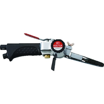 空研 エアベルトサンダーセット 10mm KBSー10Aセット KBS-10Aメーカー：(株)空研【特長】●奥まった箇所やコーナー部の曲面などの研削に最適です。●ベルトペーパーはワンタッチで交換可能です。●作業用途に応じてアームの角度が自由に調節できます。●小型・軽量です。●排気方向を自由に変える事が出来ます。●ラバーグリップの採用で防振・防寒効果を発揮します。●スイベル式のねじスリーブを採用し、エアーホースがねじれません。●不織布ベルトも使用できます。【用途】●溶接のビード部やスポット部の研削作業に。●鉄、アルミなど金属加工品の面取り、バリ取り、錆取り作業に。●木工加工品の研削作業に最適です。【仕様】●ベルト寸法(mm):10×330●ベルト速度(m/min):1200●無負荷回転数(min[[の-1乗]]):18000●空気消費量([[M3]]/min):0.45●ホース取付口:Rc1/4●排気:後方●全長(mm):330●全幅(mm):85●無負荷回転数(rpm):16000●騒音レベル(dB(A)):85●振動値(3軸合成値)(m/s2):0.7●使用空気圧力(MPa):0.6【仕様2】●騒音レベル(db(A)):78●使用コンプレッサー(Kw):2.2●使用エアホース(mm):6.5【セット内容／付属品】●カップリングプラグ20PM●6角棒スパナ1.5mm●ベルトペーパー10×330 #60【商品情報】品番：KBS-10A発注コード：8292397JANコード：4560246021451原産国：日本質量：900G※画像はイメージです。
