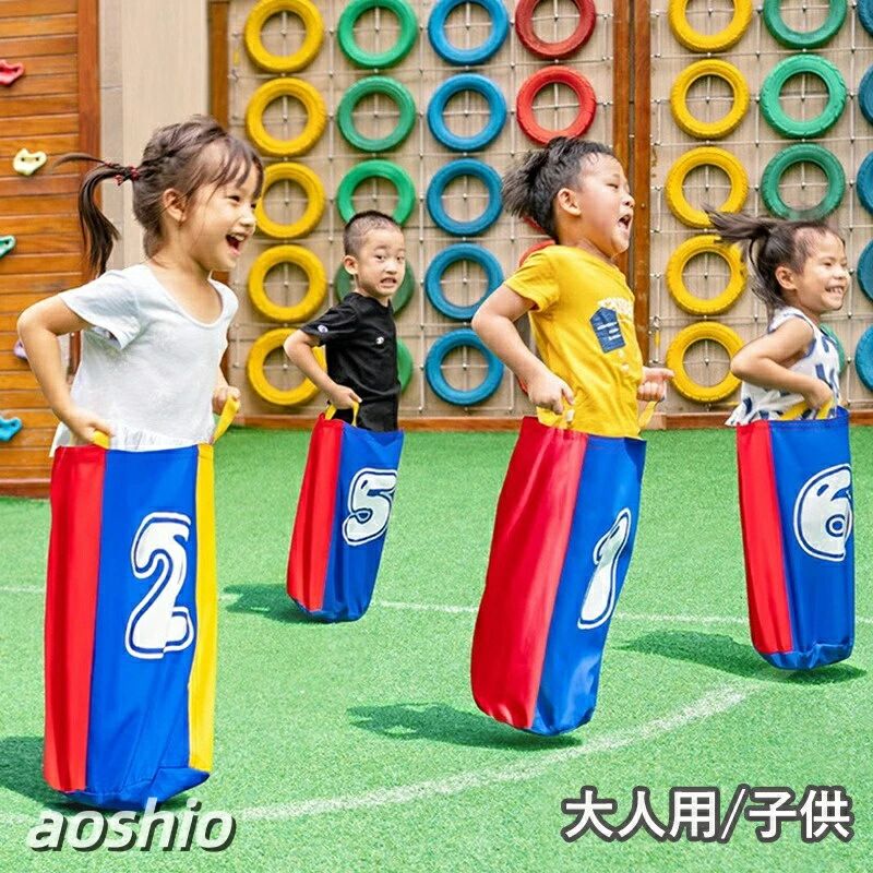 大人数で盛り上がる! "大人数で盛り上がる!カンガルージャンプ袋は、運動会や企業研修、チームビルディングに最適なレクリエーションアイテムです。 主な特徴: 高耐久ナイロン製で大人の使用にも耐える頑丈設計 サイズ調整可能なショルダーベルト付き(身長150cm～185cm対応) 明るいカラー展開でチーム分けに便利(赤/青/黄/緑 各色対応) 滑り止め加工で安全にジャンプ可能 主な使用シーン: 企業のチームビルディング研修 学校・保育園の運動会競技 地域のスポーツイベント 社内レクリエーション大会 サマーキャンプなどの野外活動" 5カンガルー ジャンプ 袋 大人用 レク おもちゃ ゲーム 新作 子供 成人 1 2 3 4 5 6 7 8