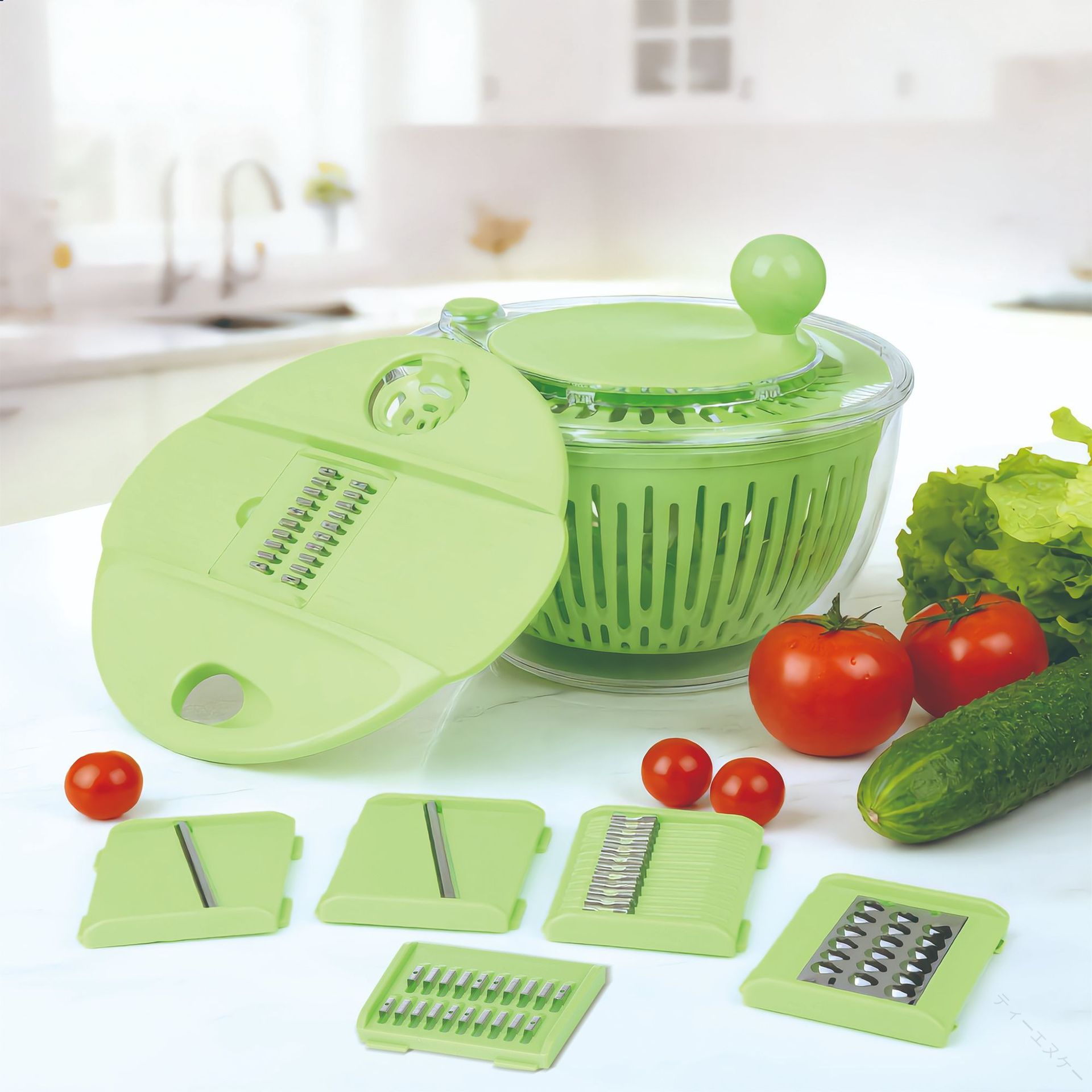 【原産国／製造国: 中国】 .この大容量サラダスピナーは野菜 水切り ボウル プラスチック製で手動ハンドル回転式の水切り器です。レタスや野菜を洗う 乾かす ことが簡単にでき、メッシュ 蓋 付きで衛生的かつ分解 洗えるので清潔に保てます。コンパクト収納が可能でキッチン ガジェットとして便利なアイテムです。食洗機対応 軽量 省スペース 丈夫 おしゃれ 多機能 キッチン用品 家庭用 キッチンツール 野菜洗浄器 野菜乾燥器 野菜スピナー 野菜水切り 野菜ボウル 回転式 水切りボウル サラダボウル 手動式 野菜調理器 時短調理 コンパクト収納型 メッシュカゴ付き 蓋付きボウル 便利グッズ キッチンアイテム 清潔 衛生的設計 分解簡単 洗いやすい 便利ツールとしておすすめの人気商品です。。 指定された配送時間は承っておりません。【ティーエヌケー】