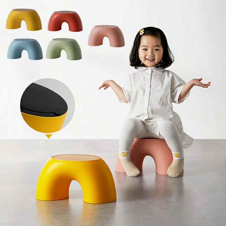 商品説明 商品内容 お子さまの一人遊びやお食事用に?ロータイプの子ども用スツール！リビングや子供部屋に置けるかわいいデザイン！安心の安全設計＆軽量設計で使いやすい！リビングや子供部屋に置いておくだけで気分もほっこり。季節を問わずオールシーズンお使い頂けます。上に乗ったり、ソファと組み合わせてオットマンとして使ったり。快適な肌触りと軽量仕様で誰でも気軽に使えるスツールです。 素材 PP ポリプロピレン カラー イエロー レード ブルー グリーン ピンク 生産国 中国 サイズ サイズ：191*360*185mm 重量633g 注意書き ※製造過程で商品に水跡のような跡が付く場合がございます。不良とは異なりますためご了承ください ※商品写真は、できる限り現品を再現するように画像処理などの補正を行っておりますが、ご利用のモニターや環境により差異が生じます。予めご了承く ださい。 ※生地の特性上、多少ニオイがある場合がございますが、日陰干しで数日干していただくか、あるいは数回ご使用していただく間に、 ニオイは気にならな くなります。 ※上記の数値は、実測によるものです。多少の誤差はご容赦ください。 ※仕様は予告なく変更される場合があります。（ご使用に差し支えない程度） ★洗濯時、色落ちがございます。他の物とのお洗濯もお控えくださいませ。湿気を含んだ状態や水を含んだまま放置しないでください。この製品は洗濯で若干縮むことがあります。洗濯機は使用できません。 ※ベージュ×モカのみ使用糸の関係上、風合いが少々異なります。 ●綿混合商品は洗濯時に多少縮む事がございます。 ●本製品は生産過程におきまして、生地を織る際の糸の継ぎ目や多少のほつれが生じることがありまが、品質上は問題ありません。また、生地の織りに他繊維が混紡している場合もございます。 ▼色落ちの恐れがございますので、他のものとは分けて洗濯してください。 ▼タンブラー乾燥はお避け下さい。 ▼洗濯の際は他の物と区別して、漂白剤を避け、手洗いを お勧めします。