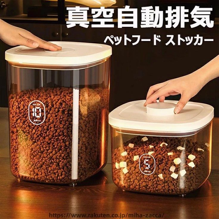 【商品コード】：y813202 【カラー】 透明 茶色 透明M 透明L 茶色タイプM 茶色タイプL 生産国：中国 【この商品について】 【食品級材質】このフードストッカーは食品レベルのPET材質を使用、高品質で匂いなし、防湿、頑丈で耐久性が強い、ペットの安全を守ります。 【自動真空 】本製品は負圧真空原理を採用し、蓋をすると自動的に容器内の空気を抜き、容器内をほぼ真空状態。 【密封多用途】ドライフードを密封保存、ペットフード以外の米、小麦粉等の保存にもお勧めします！虫や湿気から食品を守り、保存期間を延ばす優れた真空保存容器。 【大容量】ポンドペットフードを簡単に、安全に保存できます。 【お手入れ簡単】 オープンデザインバレルでお手入れ簡単。保存容器は丸洗いできて清潔に保てます。 ※簡易包装となりますのでご理解の程よろしくお願いします。 ※手動測定による1～3cmの測定偏差を許容してください。 ※モニターや光の効果が異なるため、実際の色は写真の色と若干異なる場合があります。 ※仕様・デザインは改良のため予告なく変更することがあります。【商品コード】：y813202 【カラー】 透明 茶色 透明M 透明L 茶色タイプM 茶色タイプL 生産国：中国 【この商品について】 【食品級材質】このフードストッカーは食品レベルのPET材質を使用、高品質で匂いなし、防湿、頑丈で耐久性が強い、ペットの安全を守ります。 【自動真空 】本製品は負圧真空原理を採用し、蓋をすると自動的に容器内の空気を抜き、容器内をほぼ真空状態。 【密封多用途】ドライフードを密封保存、ペットフード以外の米、小麦粉等の保存にもお勧めします！虫や湿気から食品を守り、保存期間を延ばす優れた真空保存容器。 【大容量】ポンドペットフードを簡単に、安全に保存できます。 【お手入れ簡単】 オープンデザインバレルでお手入れ簡単。保存容器は丸洗いできて清潔に保てます。 ※簡易包装となりますのでご理解の程よろしくお願いします。 ※手動測定による1～3cmの測定偏差を許容してください。 ※モニターや光の効果が異なるため、実際の色は写真の色と若干異なる場合があります。 ※仕様・デザインは改良のため予告なく変更することがあります。