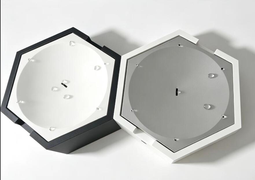 ??充電用プラグは付属しておりません。別途ご用意ください。??急速充電器は使用しないでください。故障・破損の原因となります。素材：プラスチック充電タイプは吐水スピード調整可能、透明箱つき。ブラックコンセントに挿すタイプはリモコンありません、吐水スピード調整不可。透明箱無し。充電ヘッドを含まない。注文確認してから6-12日（土日祝除）発送 動画をご用意しておりますので、ぜひご参考ください。特別割引をご用意いたします。迅速に対応いたします。納期をご確認の上、ご注文くださいませ。 ご希望の日時指定には対応できかねますので、あらかじめご了承くださいませ。発送完了後、メールにて追跡番号をお知らせいたしますので、どうぞ安心してお待ちくださいませ。 水滴ダイナミクスを備えたユニークな電動猫じゃらし この電動猫じゃらしは、六隅からランダムに上昇する水滴を特徴とし、不規則に流れて猫を引きつけ、狩猟本能を満足させながら、静かな瞑想の雰囲気を作り出します。 多用途のためのデュアル電源 電動猫じゃらしは 充電式モードをサポートしており、自宅、オフィス、または瞑想コーナーに柔軟に配置できます。コンセントの近くにある必要がなく、室内猫や小型犬に 適です。 静かな循環と使いやすさ 当社の電動猫じゃらしには静かなエネルギー効率の良いポンプが装備されており、休息を妨げる騒音はありません。電源を入れるだけで、自動の水滴が猫を何時間も楽に楽しませてくれます。
