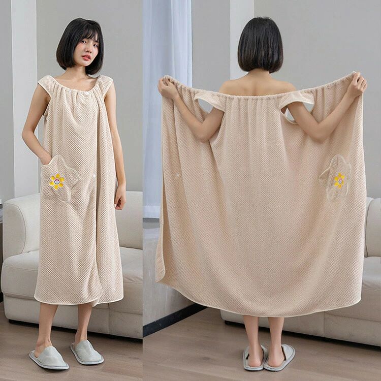 ■ サイズ100cm×140cm ■ 重量460g ■ 素材ポリエステル、その他 ■ セット内容バスタオル1枚 ■ 商品特徴お風呂上りにすぐ着替えるワンピース風バスローブ。薄手の生地ですが吸水性に優れたマイクロファイバーを使用。体をひと拭きした後、そのままバスローブとしてお使いいただけます。