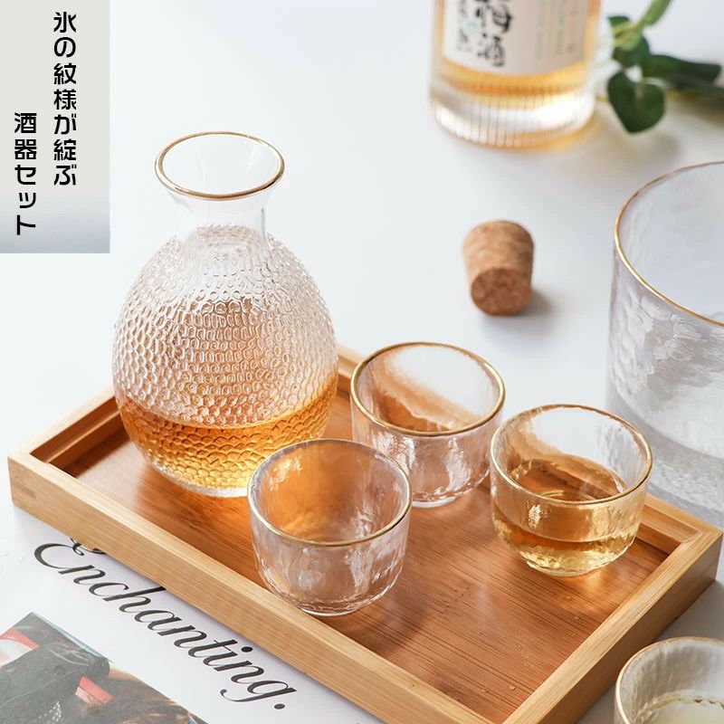 商品情報 ガラス製品を長くお使いいただくコツ電子レンジで加熱後、お取り出す際は必ず布や木製の台など熱に強い素材の上にお置きください。急な温度変化による破損を防ぎます。 食器洗浄機のご使用は、機種による水圧や温度の差があるため、お控えいただくことをおすすめします。 サイズについては平置きでの計測となります。製造過程でわずかな誤差が生じる場合がございますので、あらかじめご了承ください。 ガラス製品は、表面のキズを起点として引っ張り応力がかかると割れることがあります。金属や陶器との接触、研磨剤入りのスポンジでの洗浄は避け、キズをつけないようにお取り扱いください。 ガラスは温度変化により膨張・収縮します。耐熱ガラスはこの変化を小さく抑える設計ですが、急激な温度変化は破損の原因となりますのでご注意ください。 繰り返しの使用でキズが深くなると、ガラスの強度は低下します。丁寧な取り扱いが、長く安心してお使いいただく秘訣です。 電子レンジでのご使用の注意ご使用前に、本体の水滴をしっかりと拭き取り、茶こし部分は外してください。 ◎ 絶対に空のまま加熱しないでください 中身がない状態での使用は危険です。 ◎ 急激な沸騰にご注意 一気に加熱されると中身が急激に沸騰し、噴き出す恐れがあります。 ◎ 取り出す時は十分に注意 電子レンジから出す際は、鍋つかみなどを使用し、顔や手を近づけずに慎重にお取り扱いください。 ◎ 使用後は鍋敷きなどの上へ 加熱後は熱くなっていますので、必ず鍋敷きや耐熱マットの上に置いてください。 メーカー希望小売価格はメーカーサイトに基づいて掲載しています酒器 盃 ギフトセット クリア コルクキャップ付き 耐熱ガラス酒器セット レンジ対応 日本酒 冷酒 おちょこ お猪口 ガラス ぐいのみ 酒器 熱燗 冷酒器 和風 粋 さかずき 杯 とっくり お酒 冷酒グラス 徳利 セット 父の日 敬老の日 プレゼント 一点一点丁寧に打ち出されたハンマー跡が、光に反射して美しい陰影を生み出し、和の趣と高級感を演出します！徳利 セット 父の日 敬老の日 プレゼント 耐熱ガラスだからできる万能型お茶ポット 直火対応仕様 -20度~400度まで耐えることができますが、耐熱温度差120℃、弱火をおススメ。 ただし耐熱温度以下であっても、温度差が大きい場合には割れが 発生する可能性もありますので、注意が必要です。 ※ガラス食器は、製造過程上、ゆがみ・表面の細かいキズ・細かい気泡・底部及び側面のシワ跡・冷却時の水滴汚れ・曇り現象のような状態が若干発生します。これらは使用上商品の特性を減少させるものではございませんので安心してお使いください。この状態での返品交換は承っておりません。 5