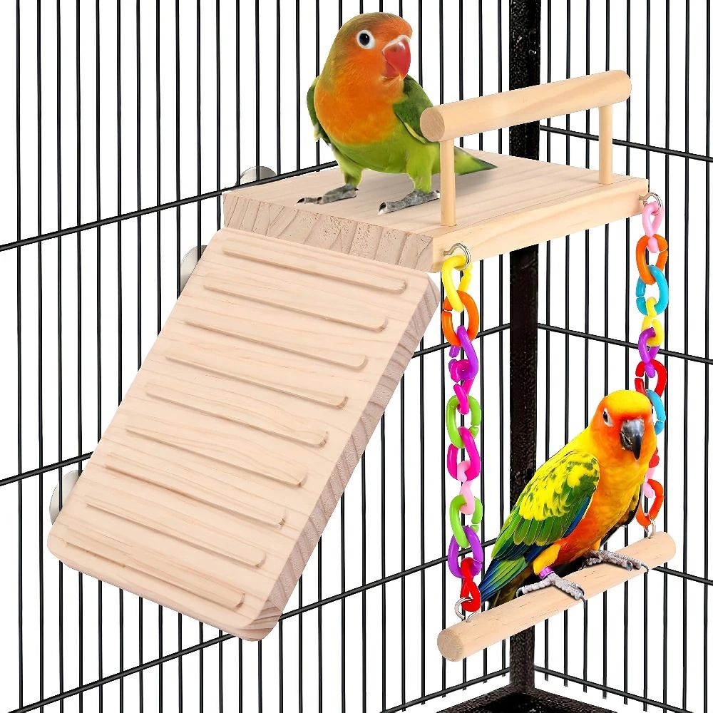 【 上質な素材 】天然の木製素材でカジカジして遊んでも安心です。くちばしのお手入れや、頭をこすって羽根づくろいをしたりと用途も満載です。 【 取り付け簡単 】金具フックの吊り下げ式のアスレチックで、取付けも簡単です。安定感が抜群で小鳥が揺らしても安心です。 【 人気のナチュラル色 】ナチュラルカラーにカラフルなビーズがアクセント♪ゲージ内のアレンジもお洒落に楽しめます。 【 ストレス発散にピッタリ 】止まってくつろいだり、揺らして遊んだりと好奇心旺盛なインコも大満足です。