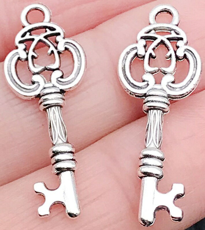 鍵 1個 鍵チャーム パーツ キー メタルチャーム ビンテージ ハンドメイド アンティーク アクセサリーパーツ
