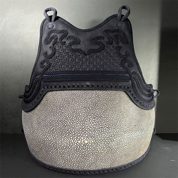 【IPPIN22】 一点もの 『牛紺革 60本丸研ぎ黒石目鮫胴　（胴幅42cm）』　職人が作るこだわりあふれる逸..