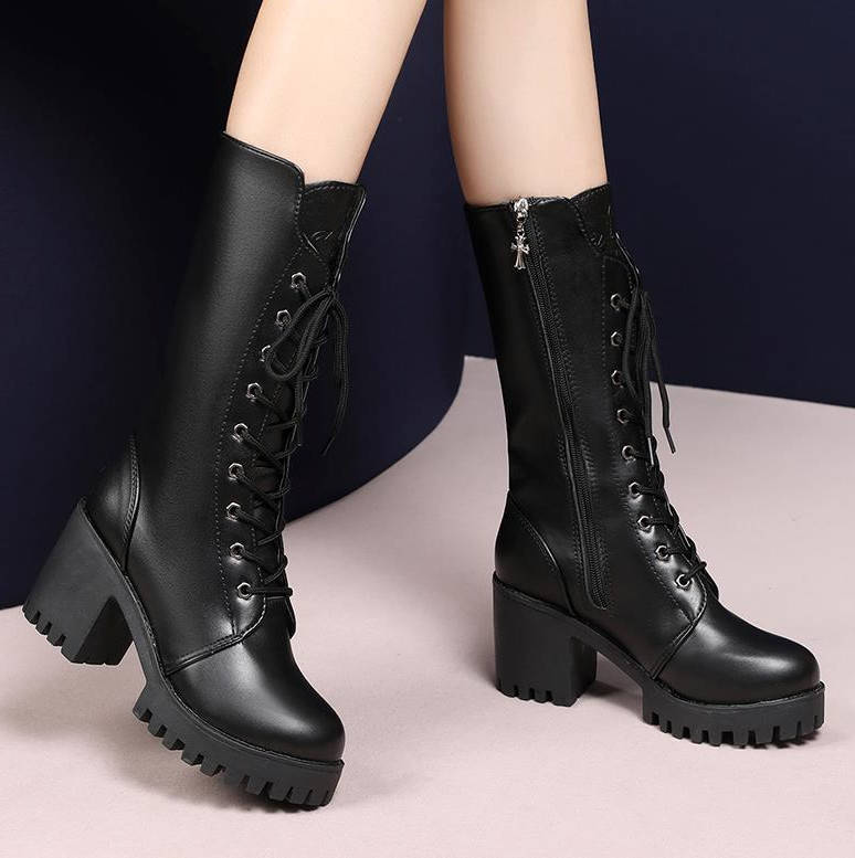 サイズ 22.5cm(FR35) 23cm(FR36) 23.5cm(FR37) 24cm(FR38) 24.5cm(FR39) 25cm(FR40) 25.5cm(FR41) サイズについての説明 ヒール:7cm 素材 アッパー素材:PUソール素材:ラバー 色 ブラック 備考 ●サイズ詳細等の測り方はスタッフ間で統一、徹底はしておりますが、実寸は商品によって若干の誤差(1cm〜3cm )がある場合がございますので、予めご了承ください。 ●製造ロットにより、細部形状の違いや、同色でも色味に多少の誤差が生じます。 ●パッケージは改良のため予告なく仕様を変更する場合があります。 ▼商品の色は、撮影時の光や、お客様のモニターの色具合などにより、実際の商品と異なる場合がございます。あらかじめ、ご了承ください。 ▼生地の特性上、やや匂いが強く感じられるものもございます。数日のご使用や陰干しなどで気になる匂いはほとんど感じられなくなります。 ▼同じ商品でも生産時期により形やサイズ、カラーに多少の誤差が生じる場合もございます。 ▼他店舗でも在庫を共有して販売をしている為、受注後欠品となる場合もございます。予め、ご了承お願い申し上げます。 ▼出荷前に全て検品を行っておりますが、万が一商品に不具合があった場合は、お問い合わせフォームまたはメールよりご連絡頂けます様お願い申し上げます。速やかに対応致しますのでご安心ください。