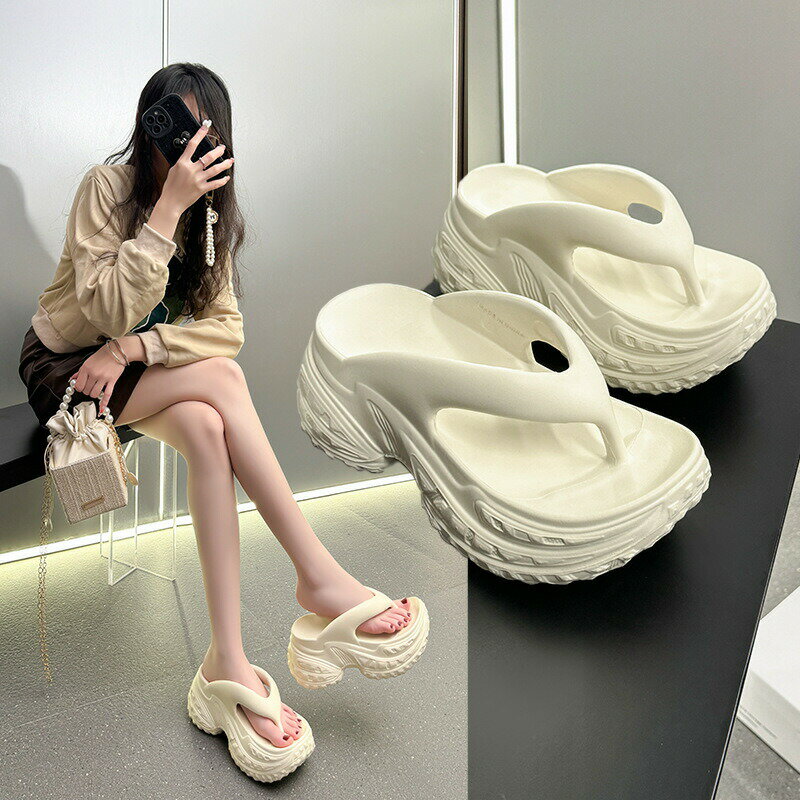 軽やかな履き心地が魅力ウェッジソールトングサンダル 夏 スタイルアップ 厚底 8cm 長時間 疲れにくい 軽やか デイリー お出かけ 韓国ファッション トレンド 抜け感 大人カジュアル おしゃれ ビーチ レジャー デイリー ビーチサンダル