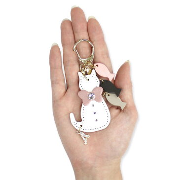 Happy しろ ねこ お魚いっぱい イニシャル キーホルダー 日本製 本革 キラキラ スワロフスキー レディース 大人 かわいい 可愛い おしゃれ 女性 子供 キーリング ストラップ バッグチャーム レザー 革 アクセサリー 車 鍵 猫 雑貨 プレゼント ギフト 誕生日 ブランド