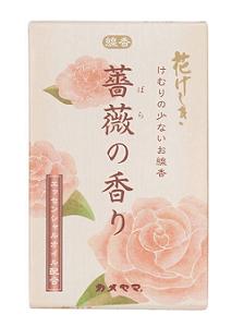 ・薔薇の香りをイメージしたアロマ香線香 ・煙が少ないタイプで室内でも使いやすい ・エッセンシャルオイル配合で香り豊か ・高温多湿を避け保管が必要 ・日本製の信頼ある商品 【ご注意】原材料名およびアレルゲン（アレルギー物質）につきましては、必ずお手元に届いた商品のパッケージ表示をご確認のうえ、お客様ご自身の体質・体調に合わせてご使用ください。 体質に合わない場合や体調不良を感じた場合は、直ちに使用を中止してください。 原産国：日本区分：日用品発売元/製造元等：カメヤマ（株） 【原材料】 タブ粉、炭粉、ローズ 広告文責：有限会社MAY 電話番号：079-569-1286