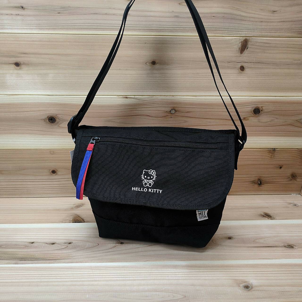 ■サイズ 約 32x20x13 cm 重さ：約220g ※記載の容量・サイズ表記は、メーカー独自の算出方法による参考容量になります。計測方法により異なりますのでご注意ください。 MEI OCEAN(メイ オーシャン)のコラボカジュアルバッグシリーズ。 ・内装にはキャラクターがプリントされています。 ・軽量で使いやすいサイズ感。 ・シンプルで使いやすいデザインにキャラクターの刺繍がワンポイント。 ・フロントにはファスナーポケットが装備され、ポイントカラーになった引き手がおしゃれ。 ・内装にもオープンポケットを装備。 ・バッグ背面部分にファスナーポケット。 自分用だけでなく、プレゼントとしてもピッタリ。