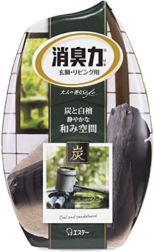 ・ナノパウダー配合で強力に空間を消臭 ・炭と白檀の落ち着いた香りが広がる ・香りや効果の強さを調節可能 ・効果は通常約2-3ヶ月持続 ・幼児の手が届かない場所に置くこと ・倒れないよう安定した場所に設置 【ご注意】原材料名およびアレルゲン（アレルギー物質）につきましては、必ずお手元に届いた商品のパッケージ表示をご確認のうえ、お客様ご自身の体質・体調に合わせてご使用ください。 体質に合わない場合や体調不良を感じた場合は、直ちに使用を中止してください。 原産国：日本区分：日用品発売元/製造元等：エステー株式会社 【原材料】 無機系消臭剤、植物精油、香料、界面活性剤(非イオン、陰イオン)【成分】 無機系消臭剤、植物精油、香料、界面活性剤(非イオン、陰イオン) 広告文責：有限会社MAY 電話番号：079-569-1286