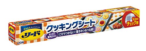 ※購入条件 ・【B商品】のみの購入不可 当店の【A商品】を1点以上ご購入の方のみ購入可能 ・【A商品】1個につき【B商品】は3個まで購入可能 ・【B商品】を2種類以上、購入されても条件達成にはなりません ・他店舗の商品と【B商品】を購入されても条件達成にはなりません 当店の【A商品】を1点以上購入ください ※条件未達成の場合はキャンセルとさせていただきます。 予めご了承ください。 原産国 : 日本原材料 : 材質/グラシン紙、シリコーン樹脂内容量 : 30cm×5m商品サイズ (幅X奥行X高さ) : 310mm×39mm×39mm質量 : 89商品紹介 ノンオイルでも料理やお菓子がこびりつかない、両面つるつるのクッキングシートです。オーブンや電子レンジなどの加熱料理に使え、スルッとはがれてきれいに仕上がります。1cmのチェック柄つきで、使いたいサイズにカットしやすく、生地などの大きさをそろえるのに便利です。巻きグセがとれやすく、天板や型にもフィットしやすい、しなやかなシート。油や汁を通さず、後かたづけが簡単です。蒸し料理や落としぶたとしても使えます。 使用上の注意 直火での使用、250℃より高い温度や250℃で20分を超える使用は、絶対にしない。調理機器の熱源にシートが触れないようにする。フライパンにシートを敷いて使用した場合、高温になりやすく、燃えることがある。加熱時間や調理条件によっては、シートから煙が出たり、燃えることがある。必ず調理機器の取扱説明書に従う。●オーブントースターで使用する場合:必ず天板を用い、天板からシートがはみ出さないように敷く。食品の上にシートをかぶせない。シートで包んで調理しない。餅やクッキーなどを調理するときは、目を離さない。(食材が燃えて、シートに火が移ることがある)●オーブンレンジのスチーム加熱調理機能(過熱水蒸気調理機能を含む)を使用する場合:スチーム噴出し口や排水口にシートが触れないようにする。 原材料・成分 材質/グラシン紙、シリコーン樹脂