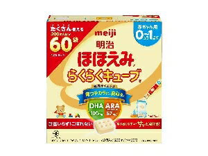 商品名:明治 ほほえみ らくらくキュ-ブ 入り 【召し上がり方】 「らくらくキューブ」の調乳方法：手を清潔にして回分ずつ調乳し、調乳後時間以内に使用して下さい。 ●飲み残しは与えないでください。 ＜じょうずなキューブの出し方＞ ●袋の上部をあけくちから切り取ります。 ●側面を下から上になでて、袋の口を丸くします。 ●袋に指を添えて持ち、必要な数のキューブを出します。 消毒済の乾いた哺乳ビンに必要量のキューブを入れます。 煮沸後冷ましたお湯(度以上)を、できあがり量の／ほどまで入れ、ミルクが飛び散らないよう、乳首とカバーをつけ、円を描くようによく振って溶かします。 ※哺乳ビンが熱くなるので、やけどしないよう十分ご注意ください。 できあがり量まで煮沸後のお湯、または煮沸後の湯冷ましを足します。 乳首とカバーをつけて軽く振り、水に浸すなどして冷ましてください。 ●必ず体温くらいまで覚めていることを確認してから飲ませてあげてください。 ※調乳量の目安は側面をご覧ください。 ●(明治ほほえみ)と同じ栄養成分なので、一緒にお使いいただけます。 ●キューブが割れても、栄養成分は変わりません。 ＜キューブが残った場合＞ ●袋の上部を折り曲げ、クリップなどでとめて保管してください。 ●残ったキューブを使用する場合は、袋を途中で切り取ってお使いいただくと便利です。 ●袋の開封後、なるべく早く(週間以内)ご使用ください。 ●離乳食後のミルクの量は、離乳のすすみ具合にあわせて加減してください。 【品名・名称】 乳児用調製粉乳 【明治 ほほえみ らくらくキューブの原材料】 乳糖(アメリカ製造)、調整食用油脂(豚脂分別油、大豆白絞油、パーム核油、精製魚油、アラキドン酸含有油脂)、乳清たんぱく質、バターミルク、フラクトオリゴ糖、カルシウムカゼイネート、デキストリン、脱脂粉乳、食塩、酵母／炭酸Ca、リン酸Ca、塩化Mg、炭酸K、V.C、イノシトール、コレステロール、タウリン、ピロリン酸鉄、塩化Ca、V.E、硫酸亜鉛、塩化K、シチジル酸Na、L-カルニチン、パントテン酸Ca、ウリジル酸Na、ナイアシン、イノシン酸Na、グアニル酸Na、'-AMP、硫酸銅、V.A、V.B、V.B、V.B、カロテン、葉酸、V.K、ビオチン、V.D、V.B 【栄養成分】 g当たり エネルギー：kcal、たんぱく質：g、脂質：g、コレステロール：mg、炭水化物：g、食塩相当量：g、ナイアシン：mg、パントテン酸：mg、ビオチン：μg、ビタミンA：μg、ビタミンB：mg、ビタミンB：mg、ビタミンB：mg、ビタミンB：μg、ビタミンC：mg、ビタミンD：μg、ビタミンE：mg、ビタミンK：μg、葉酸：μg、亜鉛：mg、カリウム：mg、カルシウム：mg、セレン：μg、鉄：mg、銅：mg、マグネシウム：mg、リン：mg 【アレルギー物質】 乳成分 【保存方法】 乾燥した涼しい場所に保管してください。メ-カ-欠品または完売の際、キャンセルをお願いすることがあります。ご了承ください。