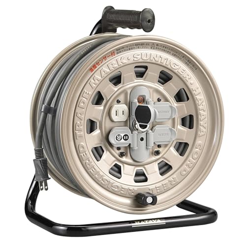 標準型/VCT:2.0?シルバー/50m/GT-50・Size:50mStyle:標準型/VCT:2.0?PatternName:温度センサー付・パッケージ個数:1・使用場所:屋内用・サイズ:寸法W307×H367×D230.5mm・質量10.0kg・電線長:50m・電線仕様:VCTソフトムケーブル2.0mm2×2心・製品定格:125V・5A商品紹介 特長 電線の溶解・焼損事故を防ぐ、温度センサー付きのコードリール 開く・閉める動作がピタッと決まる防塵キャップで、火災発火や故障の原因となる油やホコリからコンセントを守る 移動時のコードのたるみをなくし、使用中のコードのからみを解消するブレーキストッパー付き しなやかなソフトムケーブル採用 巻いたまま長時間使用したり、定格電流を超えて使用すると起こる電線の異常な温度上昇を感知し、コンセントへの給電をストップする温度センサー付き 注意事項 定格電流は電線を巻いたままの状態で使用できる電流です。 温度センサーが作動したら、接続している機器のプラグを抜き、電線を全長引き出します。 電線温度が下がり、復帰ボタンを押してパイロットランプが点灯したら再び使用できます。 より ●定評あるサンタイガーリールの長尺50m仕様