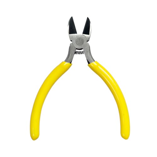 黄/-/RC-23・パッケージ個数:1・強力なカッティング能力太いベース弦でもスムーズに切断できる高性能なカッティング機能を備えています。・滑り止めハンドルハンドルには滑り止めの仕様が施されており、手が滑りにくく、安定してカット作業が行えます。・弦交換時の必需品弦交換を迅速に行いたいギタリストやベーシストに最適な、手軽に使えるカッティングツールです。・RC-23は、ギターやベースの弦交換時に欠かせない、弦を素早くカットできる使いやすいプライヤーです。商品紹介 RC-23は、弦をカットするために設計されたカッティングプライヤーです。ギターやベースなど、弦楽器の弦交換時に簡単に使用できるツールで、特に太いベース弦も楽にカットできるよう工夫されています。 ご注意（免責）必ずお読みください 危険ですので、お子様の手の届かないところで使用・保管してください。