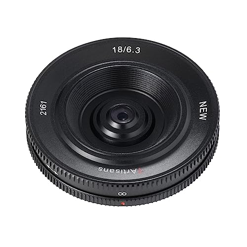 ブラック/ソニーE APS-C II型/1863EB2・Size:ソニーE APS-C II型Color:ブラック・パッケージ個数:1・7Artisans 18mm F6.3 IIは、厚さ約10mm・質量約55gの超薄型ボディキャップレンズです。・35mm判換算28mm相当（APS-C）の焦点距離で被写界深度も深く、パンフォーカスでのスナップ撮影にも適しています。・前モデルではできなかったピント調整が可能になり、最短撮影距離が0.3mに短縮されました。・外観は金属製でどのカメラにも合うシンプルなデザインを採用。薄型軽量設計のため、カメラに装着したままポケットに入れることも可能で、いつでも気軽に持ち運びながらシャッターチャンスを待つことができます。・メーカー：1年間自然故障が対象 / ご使用時にはカメラのメニュー-レンズなしレリーズをONにしてください。
