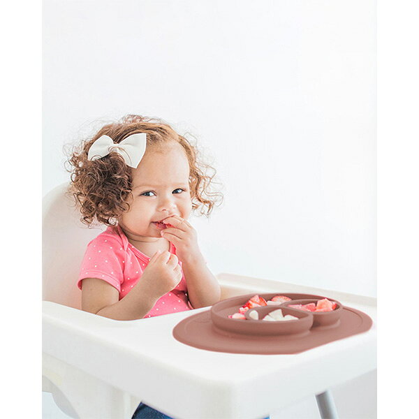 木のおもちゃ&ギフト ニコリのezpz ミニマット お食事マット 誕生日 2歳 3歳 誕生日プレゼント ベビー 赤ちゃん 吸盤付き 出産祝い 女の子 男の子 一歳 子供 おしゃれ かわいい シリコン バースデー 離乳食 ギフト 1歳 幼児 こども マット ベビー食器 皿 ひっくり返らない シリコンマット 育児用品｜アングル3