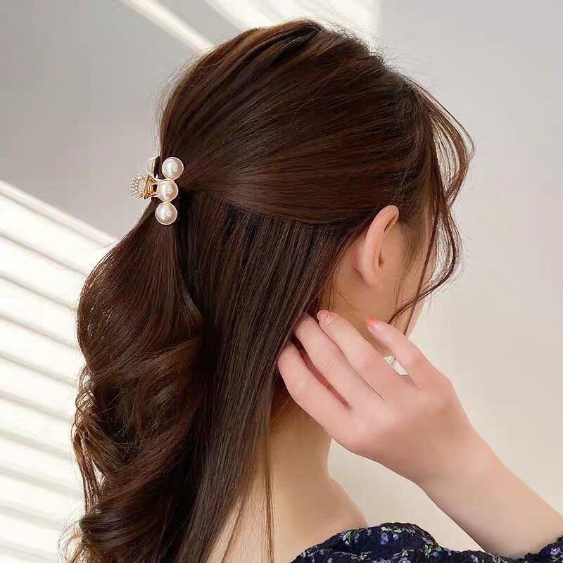 韓国 大人 パールクリップ 4cm 3連パールのヘアクリップ ヘアバレッタ パールヘアアクセサリー ゴールド gold 華やか高見え きちんと見え 上品 お呼ばれ 20代 30代 40代 プレゼント 韓国ファッション