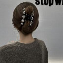 ＼人と被りづらいブラックパールのヘアクリップ♪／ 定番のパールヘアクリップのブラックカラーが登場。 さっとまとめるだけで、 簡単にこなれヘアが出来上がります。 ブラックが落ち着いた大人の雰囲気に★ 本体はクリア/ブラックの選べる2カラー展開♪ 定番の形が使いやすく、髪の毛をまとめての こなれヘアスタイルに重宝します。 使わない時はサブバッグなどに さっとつけておくのもかわいいです◎。 ●こちらは1つのお値段になります ●定形外郵便での配送です 　 - 商品情報 - 種類 #63 ブラックパール ヘアクリップ 10cm カラー1)パールxクリア2)パールxブラック サイズ横　約10cm幅　約5cm 重さ重さ　　約37g 素材プラスチック注意事項：お使いのモニターの発色具合によって、実際のものと色が異なる場合がございます。 【注意事項】 ・海外輸入製品のため日本のものと比べて作りがあまく初めから微細な傷、サイズ誤差等ある場合がございます。 ・検品確認後発送いたしますが、ご了承の上にご購入をよろしくお願い致します。 　 　 　 韓国 ブラックパール 大粒パール ヘアクリップ 10cm バレッタ ブラック モノトーン大粒パールバンズクリップ 黒 かわいい お揃い プレゼント 大人かわいい 華やか 高見え きちんと見え 上品 お呼ばれ 20代 30代 40代 華やか高見え きちんと見え 上品 お呼ばれ 20代 30代 40代 プレゼント 韓国ファッション 韓国アクセサリー 韓国アイテム 韓国ヘアピン シュシュ 韓国ファッション 弘大 セレクトショップ ヘアアクセサリー ヘアクリップ ヘアアクセ ヘアピン バレッタ 韓国アイドル 大ぶり ヘアアクセサリー 大ぶりアクセサリー 高見え きちんと見え 上品 お呼ばれ 20代 30代 40代 プレゼント ヘアアクセ ヘアピン バレッタ 韓国アイドル ルーズ バンスクリップ 高級感シンプル クリップ Korea 海外製品 海外輸入品 普段使い 簡単アレンジ 通学 通勤 お揃い おそろい ペア クリスマス 誕生日プレゼント おしゃれ オシャレ ラフ ヘアー ゴールドクリップ ハーフアップ ヘアアレンジ 無造作ヘア パールクリップ ヘアバレッタ 一粒 パール 韓国 ヘアゴム ヘアアクセサリー 華やか キラキラ ストーン