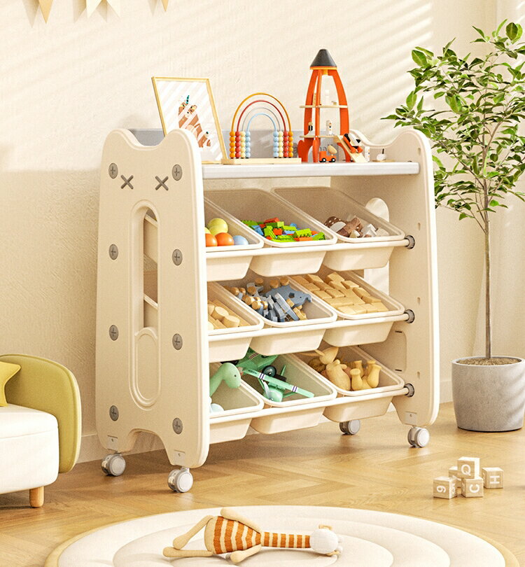 【大容量4段トレー】たくさんのおもちゃを収納できる大容量設計、厚みのあるものもたっぷり収納 【斜め設計】斜めデザインで中身が見やすく出し入れもしすやい 【かわいいデザイン】落ち着いた色合いでお部屋に自然に馴染みます。 【金属パイプ】頑丈で安...