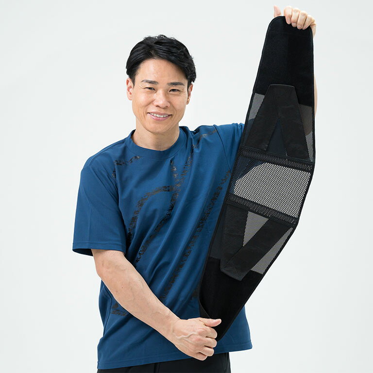 商品説明腰をしっかり固定、毎日を快適に。元スピードスケート選手、金メダリスト「清水宏保」が推奨する「かるがるメッシュ腰ベルト」腰にお悩みを抱える方に！医療用として実績のあるメーカー製。通気性のあるメッシュ素材で軽量、快適。さらに補助ベルトが固定力をアップ！数々のメダルを獲得したスピードスケート界のレジェンド「清水 宏保」が推奨する腰部固定帯をお試しください。腰ベルトを収納できる「清水 宏保　サイン入り巾着」をプレゼント！※サインは直筆をデジタルプリントしたものになります。【 商品詳細 】●セット内容／腰ベルト1枚、清水宏保サイン入り巾着●サイズ展開／Mサイズ・Lサイズ●サイズ（約）／腰廻りM：75cm〜90cm L：90cm〜105cm●材質／ナイロン、ポリエステル、ポリウレタン、樹脂（ステー）●生産国／フィリピン