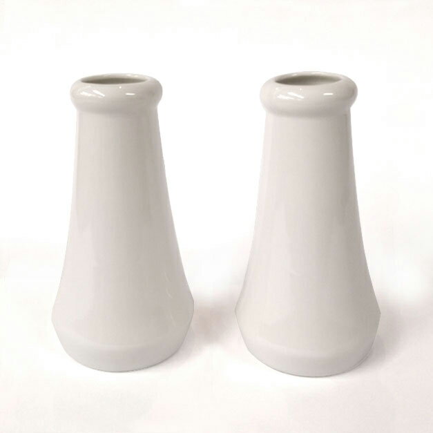 榊立て 神棚 神具「セト榊立（一対）4.5寸 」 商品説明【商品コード：2285】■商品詳細●商品サイズ：高さ13.5cm×幅7.5cm●材質：瀬戸物●日本製※一対のお値段となっております。※本製品は焼き物の為、色・サイズが多少異なる場合がございます。榊立は神棚にお供えする御榊を生ける花瓶で、神棚の左右に置いて祀ります。 発送方法ヤマト宅急便 掲載商品について ・表示寸法と実際の寸法は、多少異なる場合がございます。・商品画像は平均的な品を撮影したものであり、現品画像ではない場合がございます。また、お客様がご利用のパソコン環境により実際の商品の色・質感等がイメージと異なる場合がございます。予めご了承下さい。