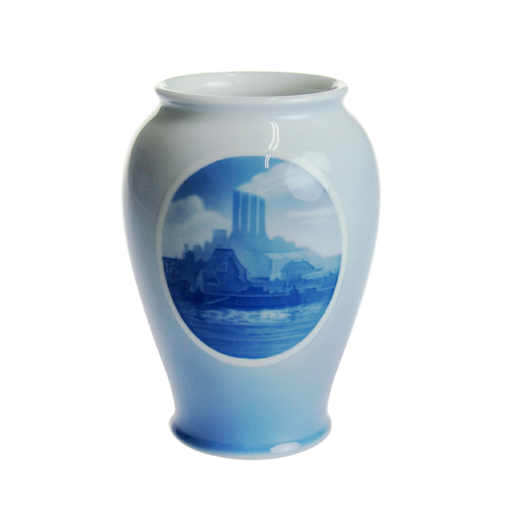 ◆商品仕様 素材 磁器 （Porcelain） 生産国 デンマーク （Made in Danmark） 直径 19cm 高さ 約3cm ブランドBOX 付属しておりません 商品につきまして 本商品は製造から長期間が経過している商品となります。 （*30年でヴィンテージ、100年でアンティーク） ※製造から幾星霜の年月を経た商品の為、傷・色抜・色飛・ピンホール・小さな欠け等がございます。予めご了承ください。 デンマーク皇室御用達 1936年に作られた花瓶。 ロイヤルコペンハーゲンブルー一色で表現され、アールヌーボーを思わせます。 デンマークの風景を描いたシリーズで、様々な絵柄のモチーフが存在します。 *** ロイヤルコペンハーゲン（Royal Copenhagen）は、デンマークの1775年創業の陶磁器ブランド。 その歴史は、ボーンホルム島で良質のカオリンが発見された事に始まり、 1773年フランツ・ヘンリック・ミュラーがデンマークで初の硬質磁器を完成させました。 1775年にクリスチャン7世国王とユリアナ・マリア王太后の援助により “ロイヤルコペンハーゲン王室御用達窯”の輝かしい歴史が始まります。 さらに1779年、ユリアナ・マリア王太后がマイセンより技術者を集め、 民間企業だったこの窯は王室が株を買い占め、 王立デンマーク磁器製陶所となります。 1868年、王室はロイヤルの称号を残すことを条件に、 窯の株式を大商人のブラックに売却し、民間企業となり現在に続くこととなります。 イヤープレートはギフトとして不動の人気を誇り、 フローラダニカ（Flora Danica）シリーズは、 デンマークの公式晩餐会で使用される世界最高峰の器としても有名です。 ロイヤルコペンハーゲンの刻印 ロイヤルコペンハーゲン商品のバックスタンプは、 王冠と三本の鮮かなプルーの波型ラインで構成され、3本の波線はデンマークを囲む3つの海峡を表現し、 上部には王室御用達を意味する王冠が輝きます。