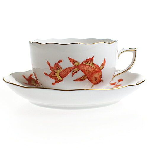 ◆商品仕様 生産国 ハンガリー （Made in Hungary） 素材 磁器（Porcelain） サイズ 口直径 約8.9cm / 高さ 約5.4cm ソーサー直径 約14cm 容量 約200ml ブランドBOX 付属しておりません。 商品につきまして 商品は1点ずつ手描きのため個体差があり、 同型番の商品であってもお届けする商品が画像と異なる場合がございます。 予めご了承くださいませ。 王室、貴族が嗜む器 ヘレンドはヨーロッパ貴族の間で昔から愛用されているブランド。 ヴィクトリア女王、ハプスブルグ家、ロスチャイルド家などヨーロッパの名門と呼ばれる上流階級の間でも親しまれる理由は世界最高峰の手描きの絵付け。 1826年ハンガリーの首都ブダペストから車で2時間程の場所にあるヘレンド村でヴィンツェンツ・シュティングル(Vinzenz Stingl)がヘレンドを創業。 焼き物の盛んだった地帯であり、16世紀からマヨルカ陶器の産地としても知られ、シュティングルは質の高い磁器生産に向けて試行錯誤し、フィッシェル・モールが1839年に引き継ぎ、発展させ、現在の基礎を築いた。 その頃ヘレンドの顧客はハンガリーの貴族が主であったが、1842年にはヘレンド磁器製造所として帝室、王室御用達と承認され、 皇帝フランツ・ヨーゼフの庇護を受けた。 その後、世界万国博覧会の舞台でヘレンドの名声が世に轟く事となった。 世界最高峰の絵付け ヘレンドの商品は一流ペインターの手描きで描かれ、商品一つ一つ絵の位置・色・形等が異なり、 たとえ同じシリーズの同じ商品であっても世界に二つと全く同じ物のない逸品です。 ペインターの個性をご堪能ください。
