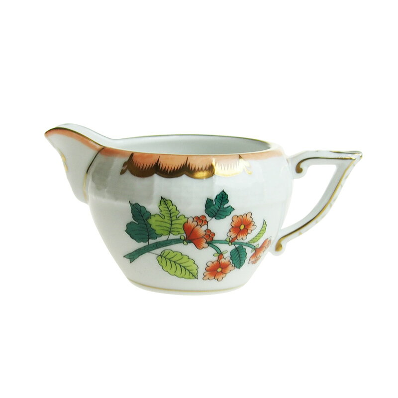 ◆商品仕様 素材 磁器（Porcelain） 生産国 ハンガリー （Made in Hungary） 幅 11cm 高さ 5cm 容量 100ml ブランドBOX 付属しておりません。 商品につきまして 商品は1点ずつ手描きのため個体差があり、同型番の商品であってもお届けする商品が画像と異なる場合がございます。 絵柄、モチーフの違い、位置等、一点物の為、予めご了承くださいませ。 世界最高峰の絵付け ヘレンドはヨーロッパ貴族の間で昔から愛用されているブランド。 ヴィクトリア女王、ハプスブルグ家、ロスチャイルド家などヨーロッパの名門と呼ばれる 上流階級の間でも親しまれる理由は、世界最高峰の手描きの絵付け。 1826年、ハンガリーの首都ブダペストから車で2時間程の場所にあるヘレンド村で、 ヴィンツェンツ・シュティングル(Vinzenz Stingl)がヘレンドを創業。 焼き物の盛んだった地帯であり、16世紀からマヨルカ陶器の産地としても知られ、 シュティングルは質の高い磁器生産に向けて試行錯誤し、 フィッシェル・モールが1839年に引き継ぎ、発展させ、現在の基礎を築いた。 その頃ヘレンドの顧客はハンガリーの貴族が主であったが、 1842年にはヘレンド磁器製造所として帝室、王室御用達と承認され、 皇帝フランツ・ヨーゼフの庇護を受けた。 その後、世界万国博覧会の舞台でヘレンドの名声が世に轟く事となった。 絵付けは全てが手描き ヘレンドの商品は一流ペインターの手描きで描かれ、 商品一つ一つ絵の位置・色・形等が異なり、 たとえ同じシリーズの同じ商品であっても世界に二つと全く同じ物のない逸品です。 ペインターの個性をご堪能ください。