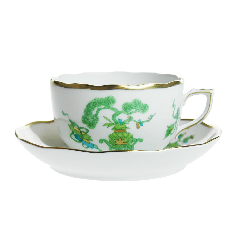 ◆商品仕様 素材 磁器（Porcelain） 生産国 ハンガリー （Made in Hungary） サイズ 口直径 約8.9cm / 高さ 約5.4cm ソーサー直径 約14cm 容量 約200ml ブランドBOX 付属しておりません。 商品につきまして 商品は1点ずつ手描きのため個体差があり、同型番の商品であってもお届けする商品が画像と異なる場合がございます。 絵柄、モチーフの違い、位置等、一点物の為、予めご了承くださいませ。 世界最高峰の絵付け オスマン帝国の君主が居住したトプカプ宮殿、その宮殿の華やかな所蔵品をモチーフにデザインされたシリーズです。 トプカプ宮殿はトルコ人の中央アジアの遊牧民的な伝統に基づいた宮殿。 大粒のエメラルドがはめ込まれた宝剣がとても有名です。 ヘレンドグリーンと見事に融合し、モダンでハイセンスなパターンに仕上がりました。 ヘレンドはヨーロッパ貴族の間で昔から愛用されているブランド。 ヴィクトリア女王、ハプスブルグ家、ロスチャイルド家などヨーロッパの名門と呼ばれる 上流階級の間でも親しまれる理由は、世界最高峰の手描きの絵付け。 1826年、ハンガリーの首都ブダペストから車で2時間程の場所にあるヘレンド村で、 ヴィンツェンツ・シュティングル(Vinzenz Stingl)がヘレンドを創業しました。 焼き物の盛んだった地帯であり、16世紀からマヨルカ陶器の産地としても知られ、 シュティングルは質の高い磁器生産に向けて試行錯誤し、 フィッシェル・モールが1839年に引き継ぎ、発展させ、現在の基礎を築きます。 その頃ヘレンドの顧客はハンガリーの貴族が主でしたが、 1842年にはヘレンド磁器製造所として帝室、王室御用達と承認され、 皇帝フランツ・ヨーゼフの庇護を受けました。 その後、世界万国博覧会の舞台でヘレンドの名声が世に轟く事となります。 絵付けは全てが手描き ヘレンドの商品は一流ペインターの手描きで描かれ、 商品一つ一つ絵の位置・色・形等が異なり、 たとえ同じシリーズの同じ商品であっても世界に二つと全く同じ物のない逸品です。 ペインターの個性をご堪能ください。