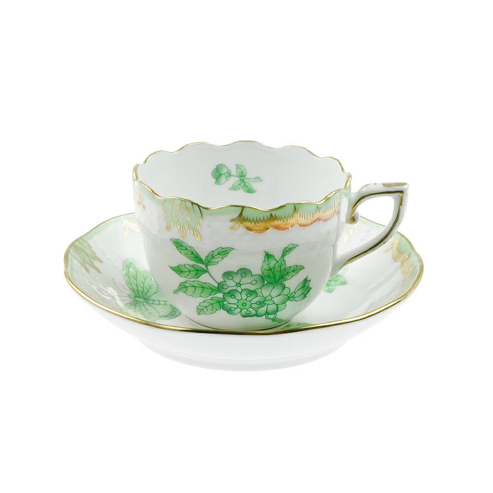 生産国 ハンガリー（Made in Hungary） 素材 磁器（Porcelain） サイズ ＜カップ＞口径 約6.8cm / 高さ 約4.9cm / 容量 100ml ＜ソーサー＞直径 約11.5cm 商品につきまして 商品は1点ずつ手描きのため個体差があり、同型番の商品であってもお届けする商品が画像と異なる場合がございます。 絵柄、モチーフの違い、位置等、一点物の為、予めご了承くださいませ。 ブランドBOX 付属しておりません 英国ヴィクトリア女王の器 "ヴィクトリア" シリーズ 時は1851年ロンドンの万国博覧会。 当時まだ無名のヘレンドの出展作品がヴィクトリア女王の目に留まり、ウィンザー城の食卓用に買い上げられました。 このディナーセットがヴィクトリア女王に選ばれた事をきっかけに、ヘレンドが大賞を獲得。 このシリーズは、そこで "ヴィクトリア" と命名されました。 蝶や牡丹の花がモチーフで、美しいタッチで色鮮やかに描かれています。 シノワズリ様式の図案は時代を超えて愛されています。 世界最高峰の絵付け ヘレンドはヨーロッパ貴族の間で昔から愛用されているブランド。 ヴィクトリア女王、ハプスブルグ家、ロスチャイルド家などヨーロッパの名門と呼ばれる 上流階級の間でも親しまれる理由は、世界最高峰の手描きの絵付けです。 1826年、ハンガリーの首都ブダペストから車で2時間程の場所にあるヘレンド村で、ヴィンツェンツ・シュティングル(Vinzenz Stingl)がヘレンドを創業。 焼き物の盛んだった地帯であり、16世紀からマヨルカ陶器の産地としても知られ、シュティングルは質の高い磁器生産に向けて試行錯誤し、フィッシェル・モールが1839年に引き継ぎ、発展させ、現在の基礎を築きました。 その頃ヘレンドの顧客はハンガリーの貴族が主でしたが、1842年にはヘレンド磁器製造所として帝室、王室御用達と承認され、皇帝フランツ・ヨーゼフの庇護を受けます。 その後、世界万国博覧会の舞台でヘレンドの名声が世に轟く事となりました。 絵付けは全てが手描き ヘレンドの商品は一流ペインターの手描きで描かれ、商品一つ一つ絵の位置・色・形等が異なり、 たとえ同じシリーズの同じ商品であっても世界に二つと全く同じ物のない逸品です。 ペインターの個性をご堪能ください。あす楽ご利用前の注意事項 ※当店の定休日は土・日・祝日となっております。 営業日13時以降にいただいたご注文 につきましては、翌営業日以降の発送となりますので、ご注意ください。 ※翌日着が可能な商品は、当店にて在庫がある商品に限ります。 また、対象商品 の商品名の下に、「翌日配送 対応可能エリア」が記載された図が表示されているものに限りますので、ご注意ください。 続きを読む ※あす楽対応商品と非対応商品を同時に購入(同梱発送)する場合、あす楽対応外となりますので、ご注意ください。 対象商品であっても、5点以上になる場合はあす楽対象外となります。 ※お届け時間のご指定は原則できません。 もしご指定があった場合でも、原則翌日中にお届けするよう手配いたします。 もし翌々日以降となってもお届け時間の方を優先されたい場合は、ご注文STEP の配送日時指定でご希望の時間を選択してください（あす楽商品とはなりませ ん）。 ※交通機関の不具合や悪天候などその他の不可抗力が生じた場合には、商品の到着時間帯および到着日が前後することがあります。 また、年末年始やゴールデンウィ ークなどの繁忙期は、輸送量の増加により翌日お届けできないこともございますのでご了承願います。 ※銀行振り込みの場合、およびクレジット決済で承認が取れなかった際など、翌 日配送ができない場合がございます。 また、楽天バンク決済で店舗側での入金確認に時間がかかった場合（決済されてから確認まで4 時間ほどかかることがあ ります）も翌日配送ができない場合がございますので、ご了承ください。 ※注文内容ご確認メール（自動配信メール）記載の購入日時（注文確定日時）が、 注文受付時間となります。 翌日のお届けには、記載の時刻が正午よりも前である必要があります。 ※特定の商品へのアクセスが集中した場合、システムの都合上、受注時間に誤差が生じる可能性がございます。 自動配信メールを必ずご確認ください。 自動配信メー ルが届かない場合は、当店へ直接ご連絡ください。