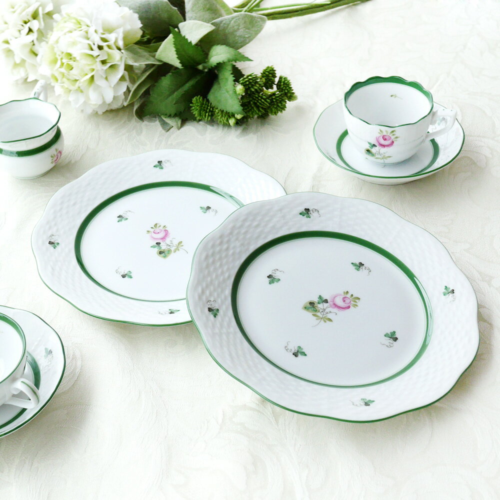 生産国 ハンガリー （Made in Hungary） 商品仕様 磁器（Porcelain） サイズ 直径 19cm セット内容 プレート×2 ブランドボックス 付属しておりません 商品につきまして 商品は1点ずつ手描きのため個体差があり、同型番の商品であってもお届けする商品が画像と異なる場合がございます。 絵柄、モチーフの違い、位置等、一点物の為、予めご了承くださいませ。 貴族に愛された一輪の薔薇 ウィーンの薔薇は、オーストリアの名家ハプスブルグ家の内遣い用として制作されました。 ハプスブルグ家は中世から20世紀初頭にかけてヨーロッパで高い地位を保持していた貴族の家系です。 様々な国の支配権力の家系となり、解体されたのちも尚強い力を持ったと言われています。 現在でも王位継承権を保有している、ヨーロッパ随一の名門王家です。 ウィーンの薔薇は1918年迄は門外不出のとても高貴で貴重なものでしたが、ハプスブルグ帝国の崩壊に伴い、一般にも流通するようになりました。 しかしそれからも高価であることは変わらず、様々な王侯貴族たちに愛されて今日に至ります。 ハプスブルグ家は婚姻でその領土を広げてきたことと、薔薇の花言葉から、愛の象徴として幅広い層に親しまれています。 ウィーンのバラの正式名称は「VIEILLE ROSE D'HABSBOURG」です。これは型番のVRHにも反映されています。 世界最高峰の絵付け ヘレンドはヨーロッパ貴族の間で昔から愛用されているブランド。 ヴィクトリア女王、ハプスブルグ家、ロスチャイルド家などヨーロッパの名門と呼ばれる 上流階級の間でも親しまれる理由は、世界最高峰の手描きの絵付けです。 1826年、ハンガリーの首都ブダペストから車で2時間程の場所にあるヘレンド村で、ヴィンツェンツ・シュティングル(Vinzenz Stingl)がヘレンドを創業。 焼き物の盛んだった地帯であり、16世紀からマヨルカ陶器の産地としても知られ、シュティングルは質の高い磁器生産に向けて試行錯誤し、フィッシェル・モールが1839年に引き継ぎ、発展させ、現在の基礎を築きました。 その頃ヘレンドの顧客はハンガリーの貴族が主でしたが、1842年にはヘレンド磁器製造所として帝室、王室御用達と承認され、皇帝フランツ・ヨーゼフの庇護を受けます。 その後、世界万国博覧会の舞台でヘレンドの名声が世に轟く事となりました。 絵付けは全てが手描き ヘレンドの商品は一流ペインターの手描きで描かれ、商品一つ一つ絵の位置・色・形等が異なり、 たとえ同じシリーズの同じ商品であっても世界に二つと全く同じ物のない逸品です。 ペインターの個性をご堪能ください。あす楽ご利用前の注意事項 ※当店の定休日は土・日・祝日となっております。 営業日13時以降にいただいたご注文 につきましては、翌営業日以降の発送となりますので、ご注意ください。 ※翌日着が可能な商品は、当店にて在庫がある商品に限ります。 また、対象商品 の商品名の下に、「翌日配送 対応可能エリア」が記載された図が表示されているものに限りますので、ご注意ください。 続きを読む ※あす楽対応商品と非対応商品を同時に購入(同梱発送)する場合、あす楽対応外となりますので、ご注意ください。 対象商品であっても、5点以上になる場合はあす楽対象外となります。 ※お届け時間のご指定は原則できません。 もしご指定があった場合でも、原則翌日中にお届けするよう手配いたします。 もし翌々日以降となってもお届け時間の方を優先されたい場合は、ご注文STEP の配送日時指定でご希望の時間を選択してください（あす楽商品とはなりませ ん）。 ※交通機関の不具合や悪天候などその他の不可抗力が生じた場合には、商品の到着時間帯および到着日が前後することがあります。 また、年末年始やゴールデンウィ ークなどの繁忙期は、輸送量の増加により翌日お届けできないこともございますのでご了承願います。 ※銀行振り込みの場合、およびクレジット決済で承認が取れなかった際など、翌 日配送ができない場合がございます。 また、楽天バンク決済で店舗側での入金確認に時間がかかった場合（決済されてから確認まで4 時間ほどかかることがあ ります）も翌日配送ができない場合がございますので、ご了承ください。 ※注文内容ご確認メール（自動配信メール）記載の購入日時（注文確定日時）が、 注文受付時間となります。 翌日のお届けには、記載の時刻が正午よりも前である必要があります。 ※特定の商品へのアクセスが集中した場合、システムの都合上、受注時間に誤差が生じる可能性がございます。 自動配信メールを必ずご確認ください。 自動配信メー ルが届かない場合は、当店へ直接ご連絡ください。