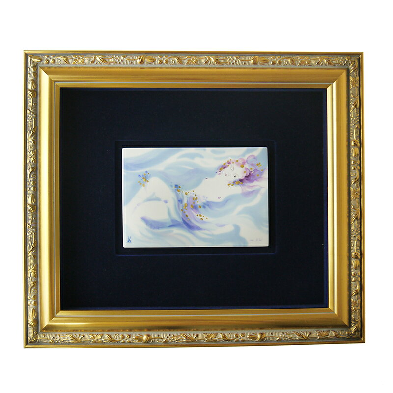 ◆商品仕様 素材 硬質磁器（Porcelain） 生産国 ドイツ （Made in Germany） 幅 37.5cm×32.3cm 奥行 5cm ブランドBOX 付属しておりません。 名実ともに陶磁器の最高峰 マイセンはドイツのマイセン地方で生産される磁器ブランドで 名実ともに西洋白磁の頂点に君臨する名窯。 1710年、ドレスデンに王立ザクセン磁器工場が設立され、 硬質磁器製造の独占権が与えられたことが、 現在の“国立マイセン磁器製作所”の始まりである。 マイセンは陶磁器の最高峰と呼ばれ、 一線を画す完成された造形を持ちます。 コーヒーカップの極上の口当たりは、 すべてに勝るような、他のカップの遥か上を行く、 マイセンだけが表現可能な最上の飲み心地を 堪能する事ができます。 マイセンの魅力 商品の裏面には一つ一つ双剣が描かれ、商品は全てがハンドペイント。 双剣ロゴは贋作防止のためのトレードマークとして1723年から用いられ、 もっとも古くからある歴史の歩みの一歩でもある。 一点一点、絵の位置・色・形等が異なり、 同商品であっても世界に二つと全く同じ物のない逸品。 個体差ではなく商品の個性としてあらかじめご了承くださいませ。