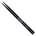 この商品は VIC FIRTH ビックファース American Classic VIC-5AB ドラムスティック ポイント 【14.4x407mm】 ヒッコリー 5A is the Number One selling Stick in the World !! 豊かなシンバルサウンドのためのティアドロップチップ。すべてのスタイルの音楽に最適な世界No.1のスティック。 ショップからのメッセージ ■長さ： 407mm ／ Normal （標準）Normal （標準）は、楽器へのリーチやリバウンド具合、ストロークのしやすさ、そしてパワーや操作性などにおいて全てがバランスよく中間に収まる長さを持ったタイプ。■太さ：14.4mm ／ Normal （標準）スティックの直径がラインナップ中、中間程度のものは、比較的幅広いドラマー層や様々なプレイスタイルに対応。細すぎず、太過ぎないスティックは、結果的にバランスよくホールドできることになり、スティックスピードも無理なく稼ぐことができ、加えてドラムセットの各パーツへの移動ショット時にも有利です。■テーパー／ Medium（標準）スティックには重心があり、その位置によってスティックの振り心地や、リバウンドの感触が変わってきます。また、同じ長さ、同じ太さでもスティックのテーパーの違いによって重心やバランスは変わります。また変わったところではグリップ部にテーパーがあるモデルもあります。テーパーのカットの程度が中間のものをノーマルテーパー、ミディアムテーパーとも呼び、初心者の方にもクセがなく、あらゆる場面で安定して演奏ができ、また様々なストロークにも取り組みやすいタイプです。■チップ形状／ Tear Drop（涙型）「5A」モデルは、涙や水滴の形のような細長い楕円状で、チップの先に向かって細く平たくなっているため、打面に当たる角度によって音の変化をつけられます。ヘッドやシンバルの打面にチップが当たる角度によって接地面積の大きさやリバウンド具合が変わり、音色を細かく調整することができるため、曲の中で変化をつけて楽しむことができます。奏法が様々に身につけばつくほど、コントロール性が高まり、音色に繊細な変化をつけることができます。また、チップを深くバックカットすることで、シンバル・レスポンスをより高める効果も兼ね備えており、表情豊かで、より細かいニュアンスはすべての音楽ジャンルに最適なモデルです。■素材／ Hickory（ヒッコリー）「5A」モデルのヒッコリーは北米を産地とし、高級家具にも使用されるように重硬な素材で強度に優れ、衝撃吸収力が大きい一方で、ドラムスティック素材としてはクリアで暖かみのあるサウンドを発揮し、適度な柔らかさとしなりをもつポピュラーな素材です。また緻密で弾性があり、手首のスナップが効きやすいことからプレイの際にコントロールがしやすく、重すぎず、軽すぎずクセがないことにより、様々なタイプの音楽にフィットするスタンダードな素材となっています。 納期について 在庫がある場合、0-2営業日以内に発送します。 4