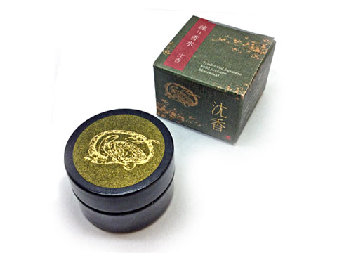 古来より伝わる貴重な香原料を使用した、和の練り香水です。主にベトナム・東南アジアで採取される樹脂を含む大変貴重な香木。比重が重く、水に沈むことから「沈水香」とも呼ばれます。重厚な香りです。 ＜パッケージ＞ 　外箱：40×40×30mm 　容器：直径35mm(蓋) x 高さ25mm ＜内容量＞　8g　