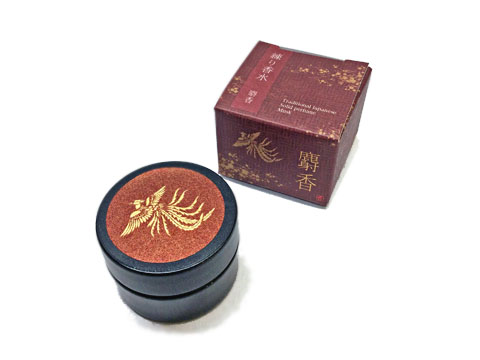 古来より伝わる貴重な香原料を使用した、和の練り香水です。中国・ヒマラヤ山脈・チベット等に生息する麝香鹿の牡の生殖分泌物で、希釈すると独特の芳香となります。古来、香原料のみならず漢方薬としても使用されています。ほんのり甘く魅惑的な香りです。 ＜パッケージ＞ 　外箱：40×40×30mm 　容器：直径35mm(蓋) x 高さ25mm ＜内容量＞　8g　