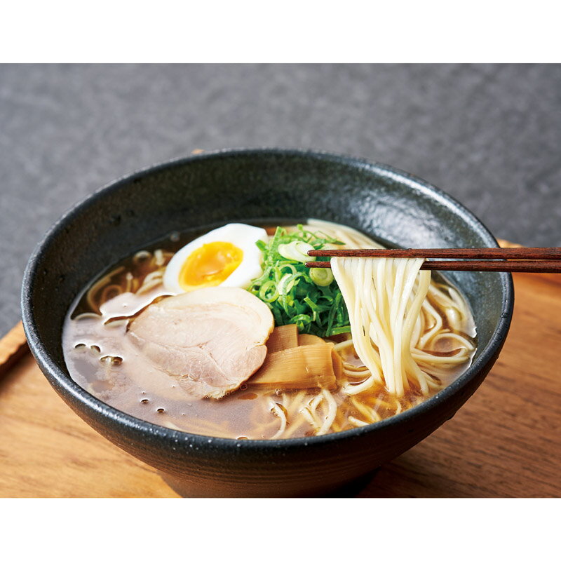 【説明文】醤油の「おいしさ」「香り」を追求したラーメン 醤油の素晴らしいことをとことん感じていただけるらぁ麺にする為に、麺、スープの素材にもこだわり、シンプルな味わいに仕上げました。【内容】麺（約100g）・醤油ダレ小袋・スープオイル小袋・だしパック小袋・しょうゆ小袋×各2×2箱 ■賞味期限：製造日より常温保存で約120日 ■アレルゲン：小麦【型番】0660019【原産国】【箱サイズ】ダンボール：約350×270×50mm【箱入重量】