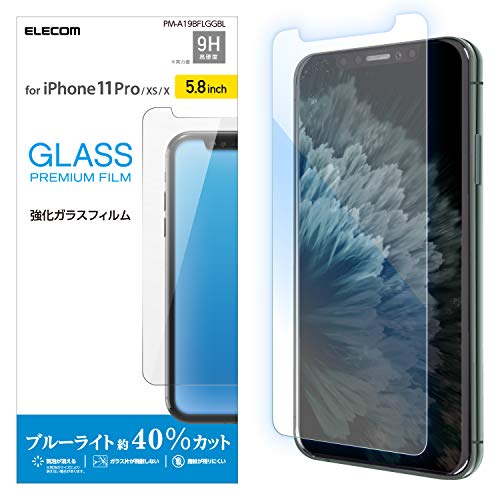 001_iPhone 11 Pro/XS/X・ブルーライト ガラス/0.33mm/ブルーライトカット PM-A19BFLGGBL・対応機種:iPhone 11 Pro / iPhone XS / iPhone X・なめらかな指滑りを実現するリアルガラスを採用。iPhone 11 Pro、iPhone XS、iPhone Xの液晶画面をキズや汚れから守る、ブルーライトカットタイプの液晶保護ガラスです。・表面硬度9Hの強化ガラス採用により、保護ガラス表面のキズを防止します。※表面硬度は実力値です。・握ったときやカバンからの取り出し時にも引っかかりがないラウンドエッジ加工を施しています。・指紋・皮脂汚れが付きにくく、残った場合でも簡単に拭き取れる指紋防止加工を施しています。説明 対応機種:iPhone 11 Pro、iPhone XS、iPhone X ●なめらかな指滑りを実現するリアルガラスを採用。iPhone 11 Pro、iPhone XS、iPhone Xの液晶画面をキズや汚れから守る、ブルーライトカットタイプの液晶保護ガラスです。 ●表面硬度9Hの強化ガラス採用により、保護ガラス表面のキズを防止します。※表面硬度は実力値です。 ●握ったときやカバンからの取り出し時にも引っかかりがないラウンドエッジ加工を施しています。 ●指紋・皮脂汚れが付きにくく、残った場合でも簡単に拭き取れる指紋防止加工を施しています。 ●貼り付け面にシリコン皮膜をコーティングし、接着剤や両面テープを使わずに貼り付け可能な自己吸着タイプです。貼りやすく、貼り直しも可能です。 ●端末の形状に合わせたサイズにカット済みなので、パッケージから取り出してすぐに使用可能です。※液晶画面の端が湾曲しているため、湾曲部分は覆わない仕様にしています。 ●フィルムを貼ったままでも本体操作ができるタッチスクリーン入力に対応しています。 ●液晶ディスプレイが発する光の中の青い部分「ブルーライト」を約40%カットします。 ※ブルーライトは目の角膜や水晶体で吸収されずに網膜まで到達し、網膜の機能低下を引き起こす場合があると言われています。 ●ブルーライトを効率的にカットするだけでなく、色調をできるだけ変えずに自然に見えるようフィルムを設計しています。