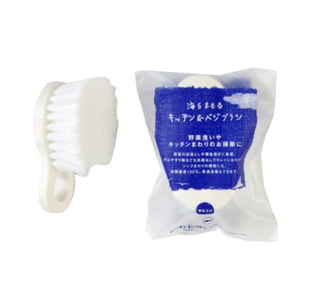 ・ホワイト 1個 (x 1) ・サイズ：長さ11cm・ブラシ部分：特殊ポリエステル、ゴムラテックス・柄部分：ポリプロピレン（耐熱100℃）海をまもるキッチンブラシは土つき野菜の泥落としや薄皮剥ぎに最適。ザルやすり鉢など、目のあるもの、おなべ...