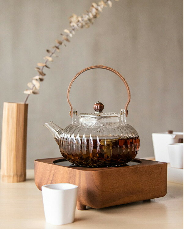 新生活 贅 耐熱ガラス ティーポット 茶こし付き クルミ持ち手 ガラス製ポット ガラス急須 ジャンピング 紅茶ポット フルーツティー 花茶 工芸茶 ハーフティー に ガラス急須 直火可