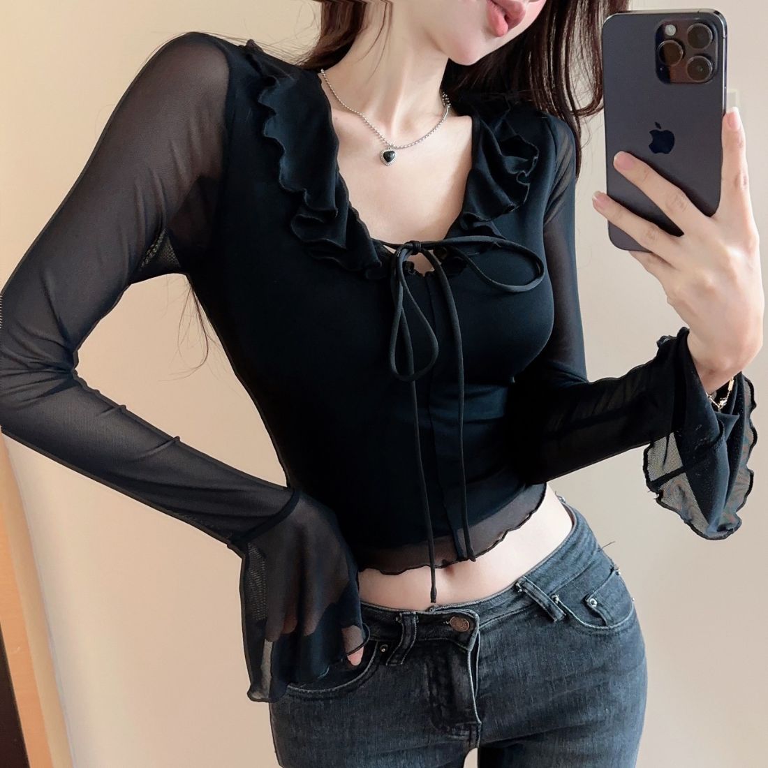 幅広いシーンで活躍する長袖シアートップス Vネック フリル リボン キャンディースリーブ 透け感 美ス..